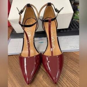 Calvin Klein T-Strap Patent Learher Pumps Size 8 Black Burgandy